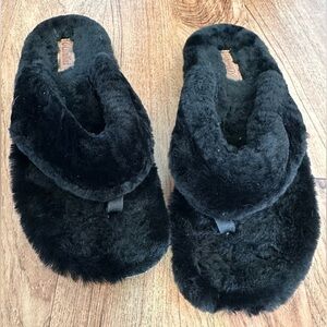 OluKai Women’s Kipea Heu Genuine Shearling Slide Sandal Size 8. Gently Used.